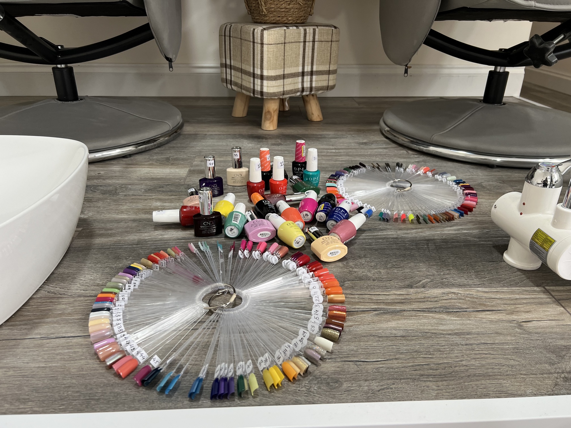 Nikee&apos;s Beauty Bar Shellac and Gel Polishes