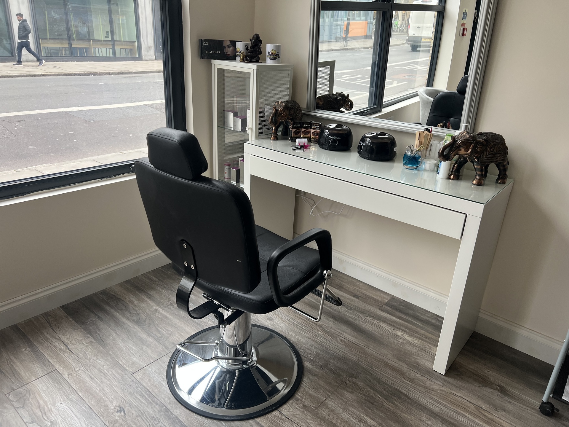 Nikee&apos;s Beauty Bar Threading &amp; Tinting