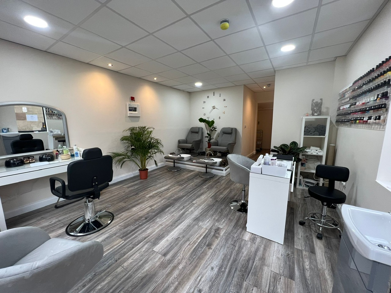 Nikee&apos;s Beauty Bar Salon